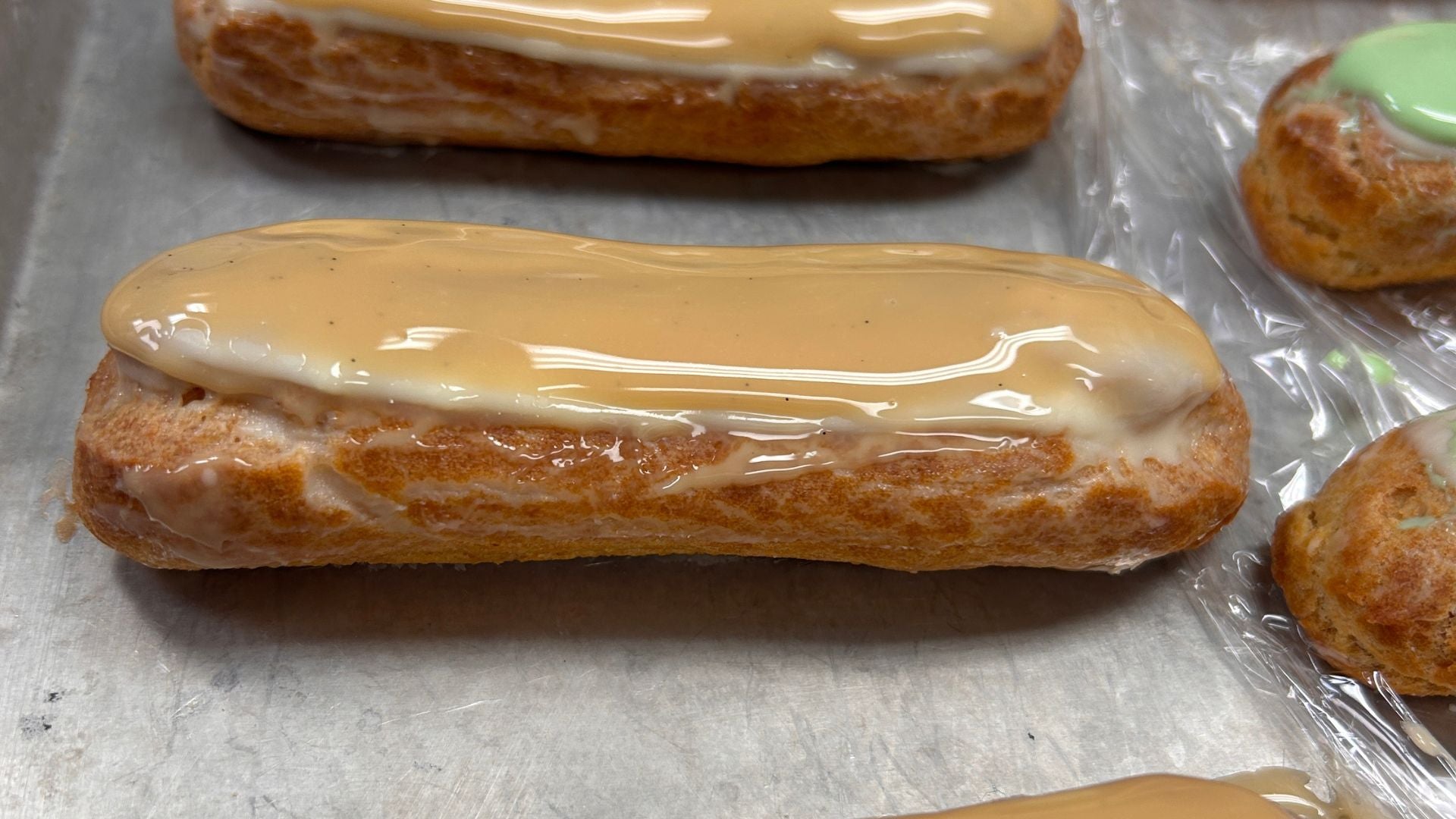 jhojhy-artisan-eclairs-pastry-chef-miami-wedding-dessert.jpg